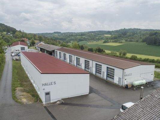 Halle 5 (li.), Halle 2 (re.) und Halle 4 (hinten)