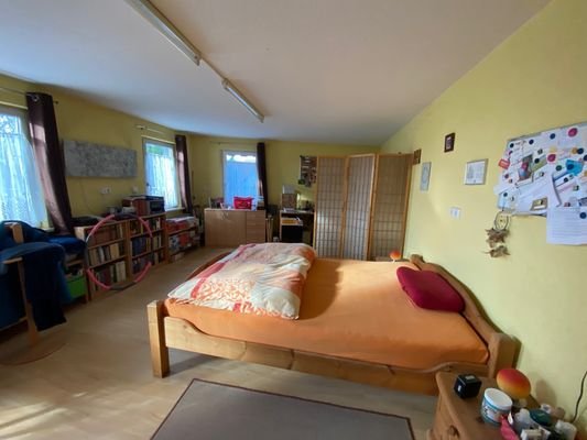 Schlafzimmer im 1. OG mit kleinem Balkon