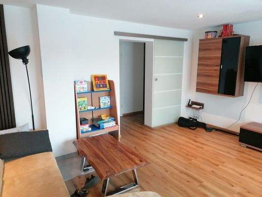 Wohnzimmer mit Sicht auf Gang