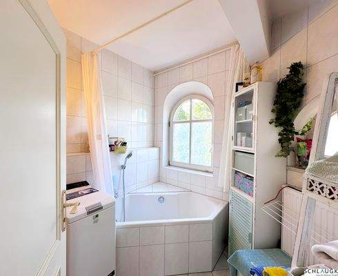 Badezimmer mit Badewanne - DG - Wohnung