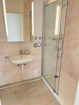 Bad mit schwellenloser Dusche und WC.jpg