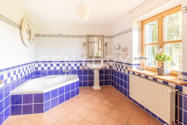 Großzügiges Wannenbad im Erdgeschoss