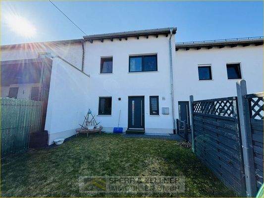 Außenansicht mit Vorgarten in Westausrichtung 