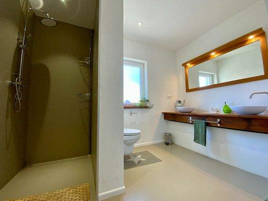 Fewo Links Badezimmer