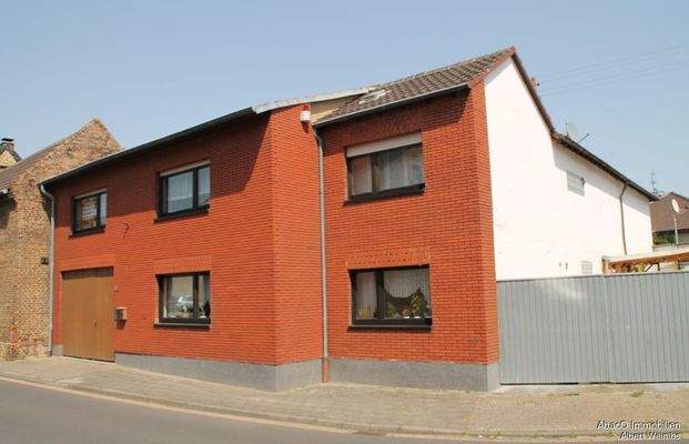 Straßenansicht, rechts Tor Nachbar