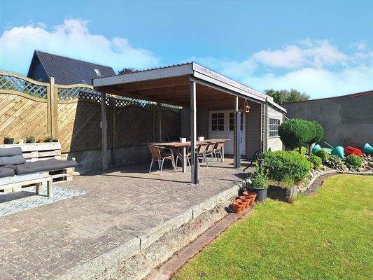 Gartenhaus mit überdachter Sitzmöglichkeit