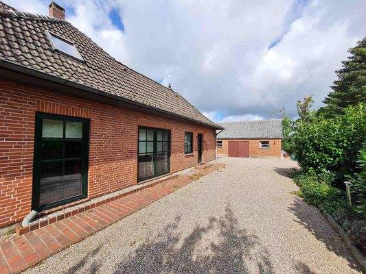 Blick von der Auffahrt nach hinten auf die Tür zum HWR