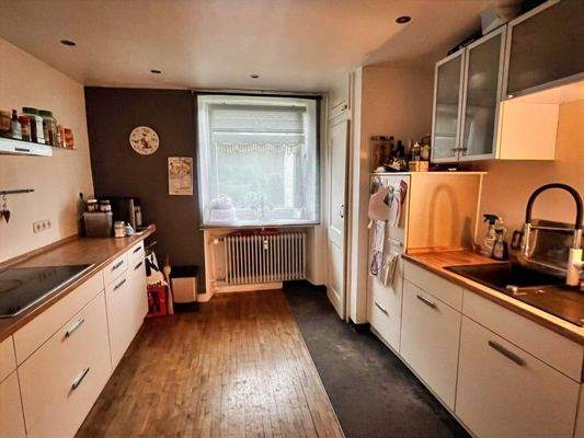 Küche mit Vorratskammer