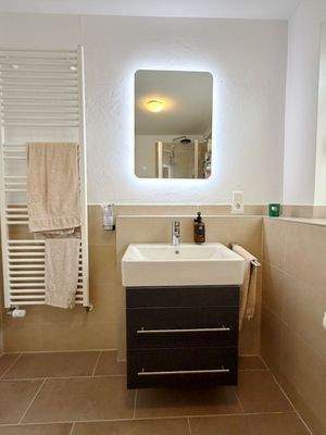 Fensterbad mit Dusche und Wanne