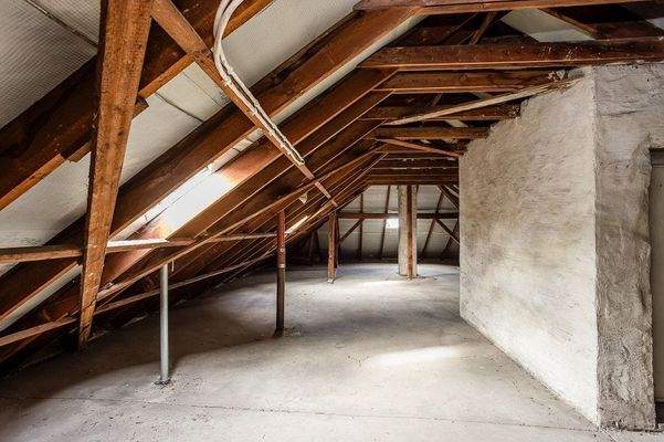 Unausgebauter Dachboden