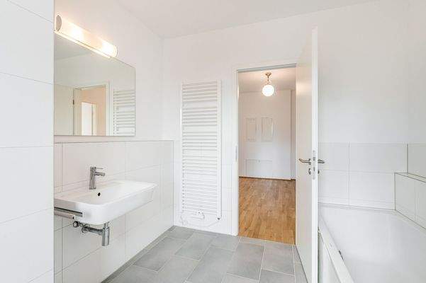 Masterbad mit Wanne, Dusche und Fenster