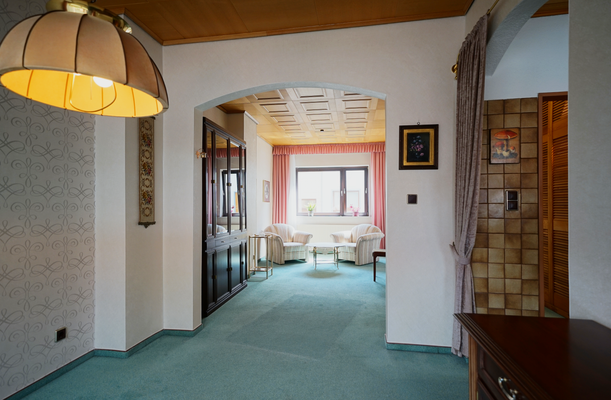 Blick vom Esszimmer ins Wohnzimmer 