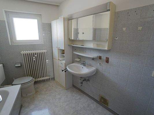 Badezimmer mit Badewanne, Waschbecken und WC