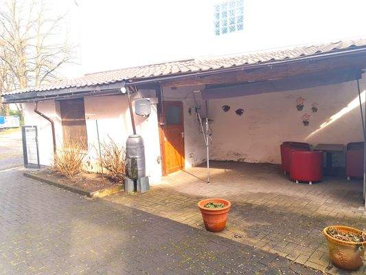 gemütlicher Freisitz mit angrenzendem Hof