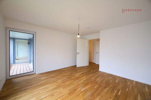 Schlafzimmer Blick 2 mit Balkonzugang