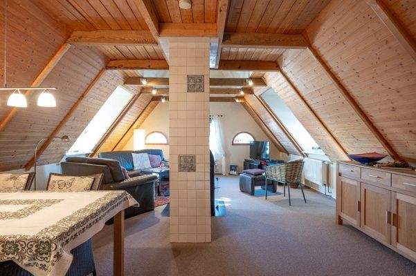 Im DG befindet sich eine vollständige Wohnung. Die Fläche kann auch als Ergänzung zum Wohnen im Erdgeschoss genutzt werden.jpg