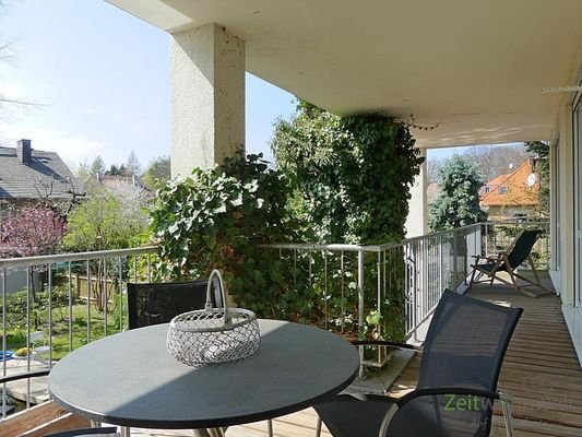 großer überdachter Balkon