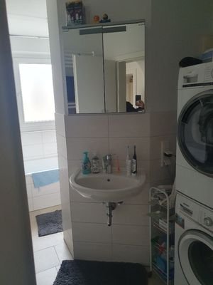 Bad mit Badewanne und WC.jpg