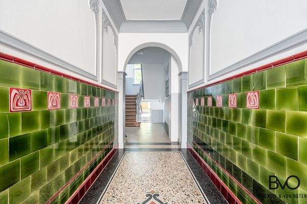 Repräsentativer Hauseingang mit stilvollen Altbaudetails