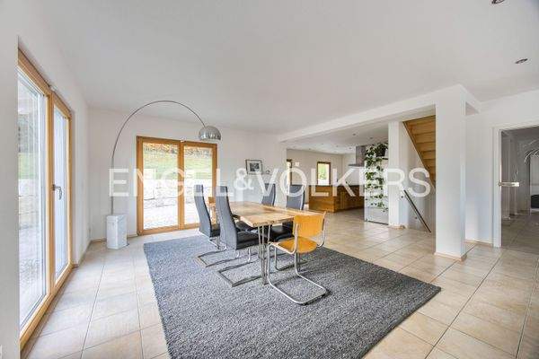 Offenes Esszimmer mit Blick in die Küche