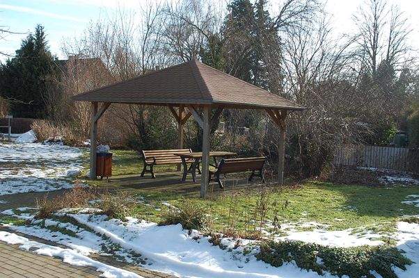 ETW: Außenansicht Pavillon/Sitzbänke