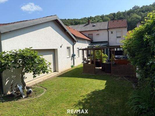 Doppelgarage mit elektrischen Tor