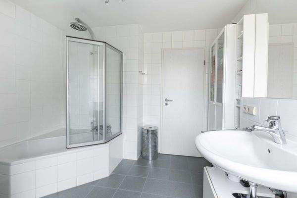 Tageslichtbad mit Badewanne