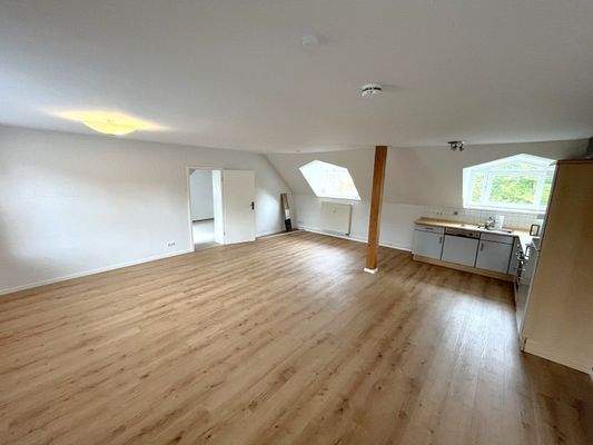 Wohn- und Esszimmer und offene Küche