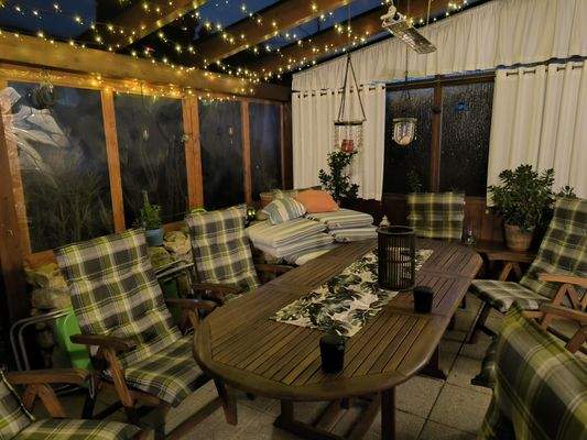 Überdachte Terrasse bei Nacht