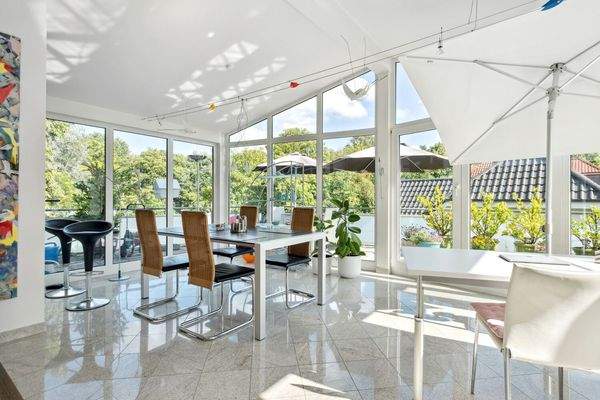 Wohnbereich mit großen Fensterflächen