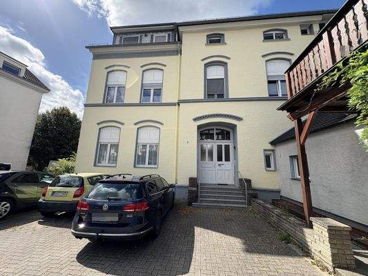 Eingang und Stellplatz vor dem Haus