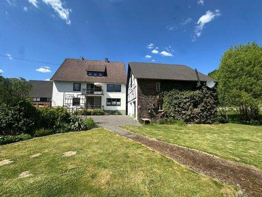 Wohnhaus mit Partyraum und Garagen Bild 2