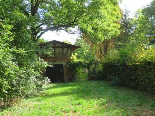 Grünfläche mit Scheune