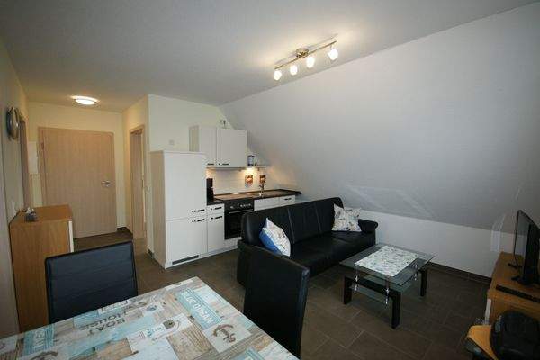 Whg. 1 Wohnen, Diele und Küche