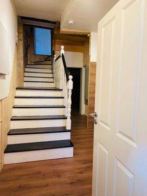 Innen_Haus 1_EG_Diele und Treppe.jpeg