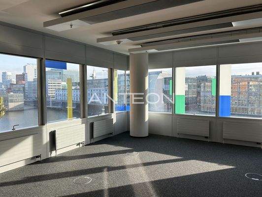 Raum mit Aussicht auf Hafenbecken