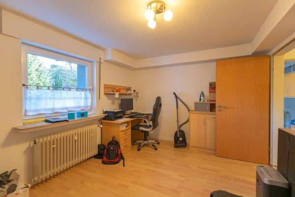 Büro als Durchgangszimmer zum Schlafzimmer