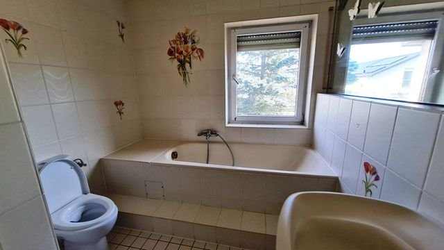 Badezimmer mit Wanne und WC