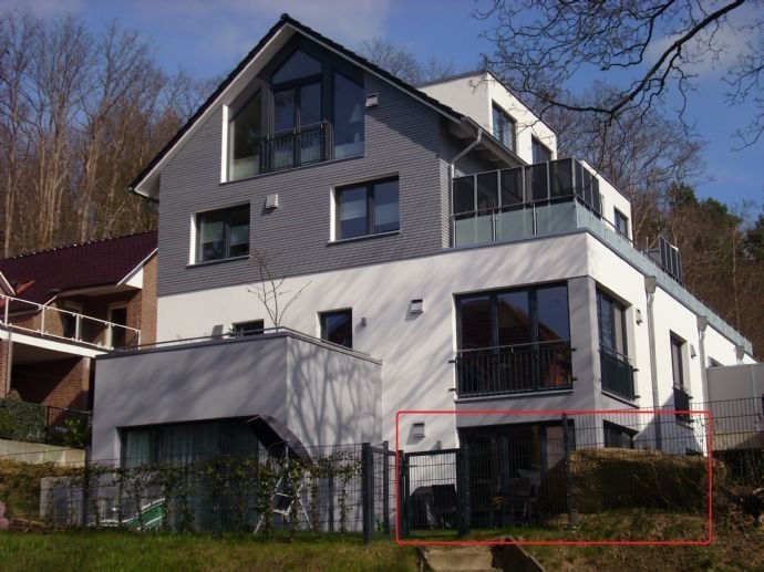 Vermietete neuwertige 2 Zimmer-Wohnung im Souterrain mit Terrasse/Garten und Carport in KFW 70 Bauweise.
