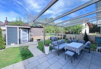 Terrasse m. Garten und Gartenhaus