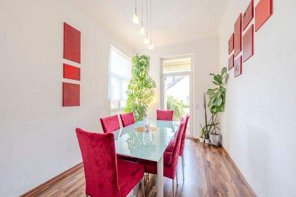 Helles Esszimmer mit direktem Zugang zur Loggia