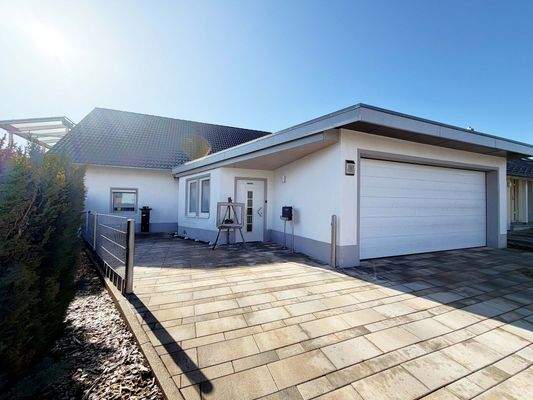 Außenansicht Eingang: Überdachter Eingangsbereich schafft geschützten Empfang bei jedem Wetter