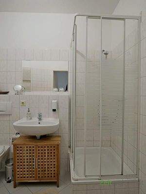 Dusche und Waschbacken
