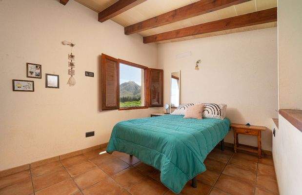 Charmantes Schlafzimmer mit Bergblick