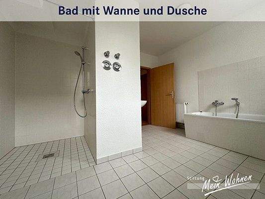 Bad mit Wanne und Dusche