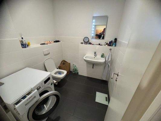 Gäste-WC mit Waschmaschinenanschluss