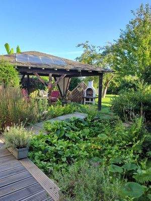 traumhafter Garten mit Pavillon