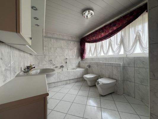 ...dem Tageslichtbad mit Wanne...