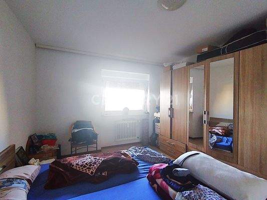 Das Elternschlafzimmer mit großem Fenster