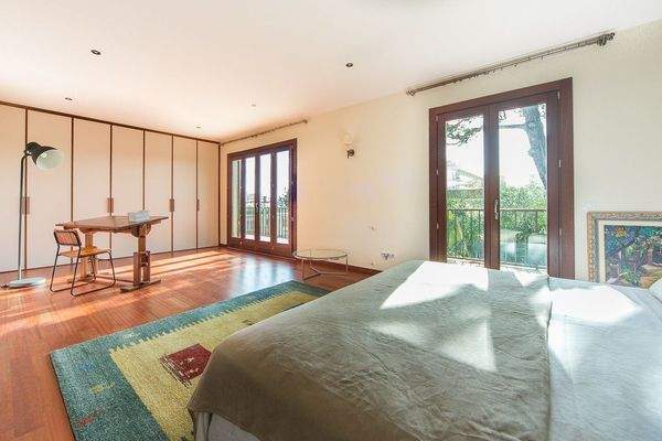 Lichtdurchflutetes Schlafzimmer